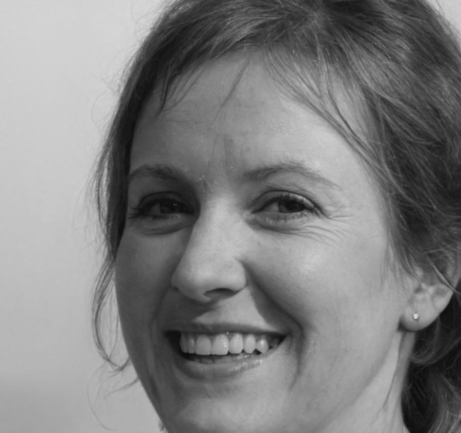Dr. Margarete Lindenhof bei der Marktanalyse in unserem Borkener Hauptsitz